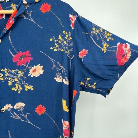 The Ilustrados Women's M Blue Short Sleeve Daisy Collared Button Down Blouse - Picture 4 of 5